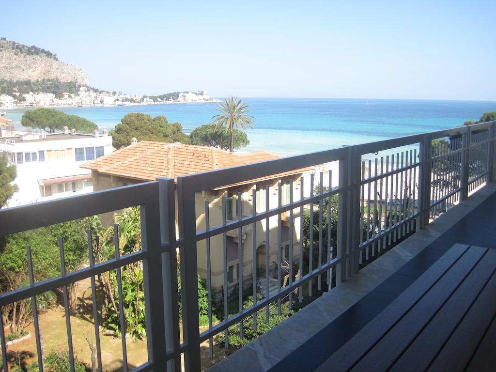 Mondello Luxury Apartment On The Beach Exterior photo